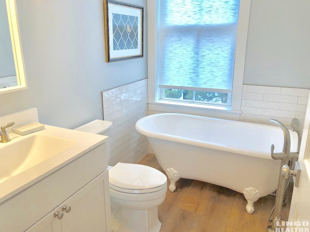 14_2nd_floor_tub 14 MARYLAND AVENUE  Rental Property