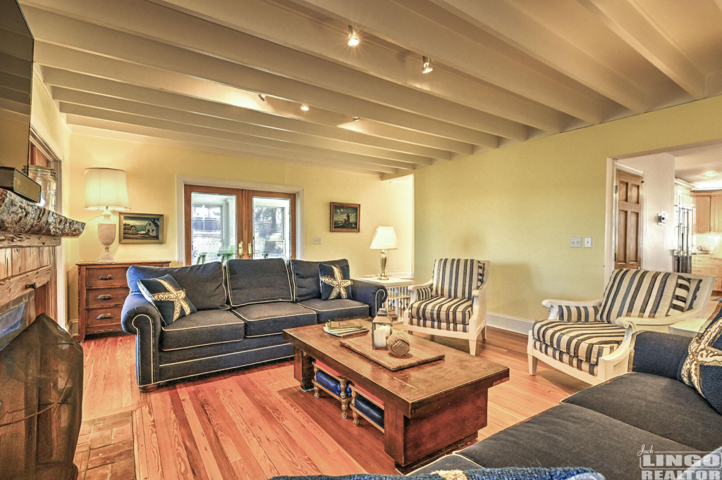 2400+Bay+Dr+Living+3 2400 Bay Avenue Rental Property 2400+Bay+Dr+Living+3 2400 Bay Avenue Rental Property