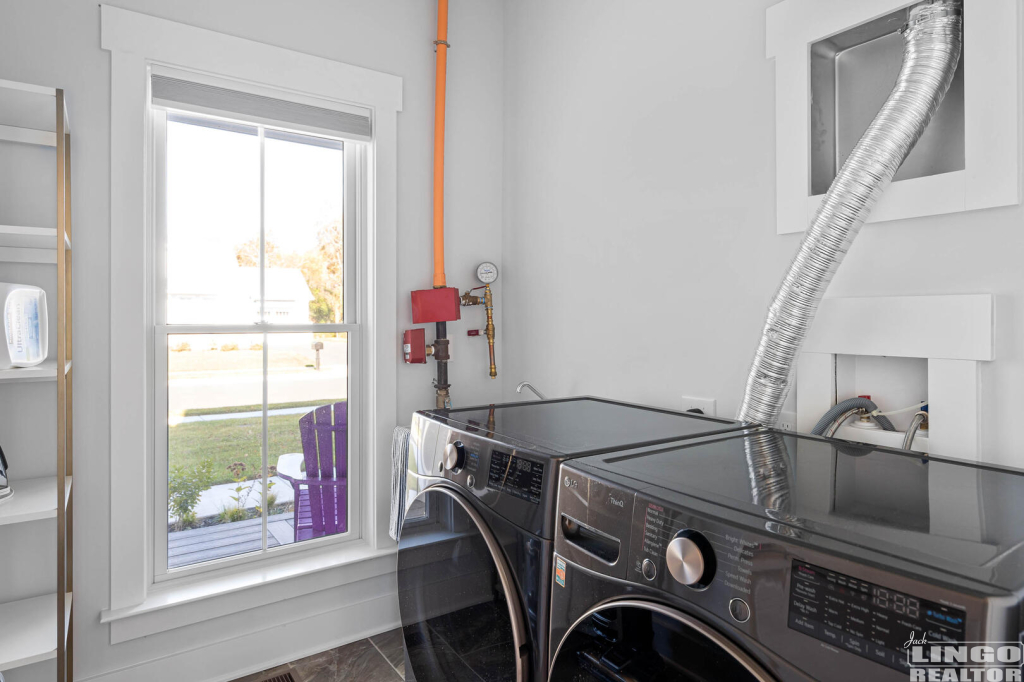 (21)+Main+Lvl+Laundry+Rm+w_+Utility+Sink 404 Virden Way Rental Property